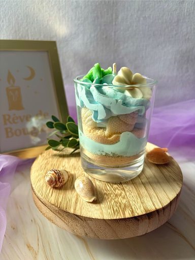 Bougie gourmande Bougie chantilly artisanale bleu et sable parfumée Douceur des Îles - texture gourmande, création Rêve de Bougies